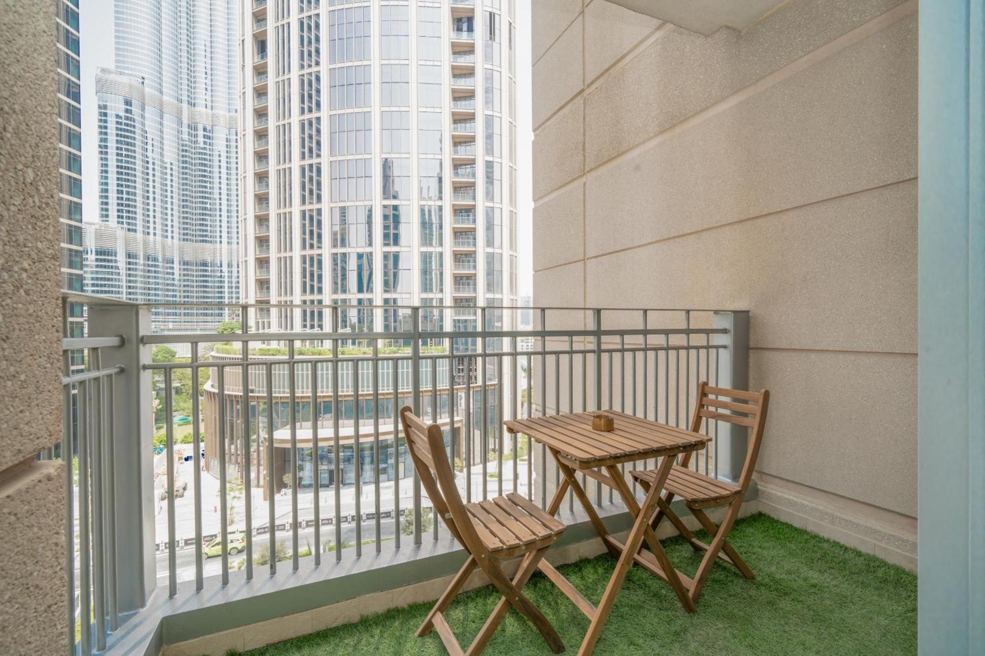 3Br Oasis In Downtown With Burj Khalifa And Pool View Apartment Dubai Bagian luar foto