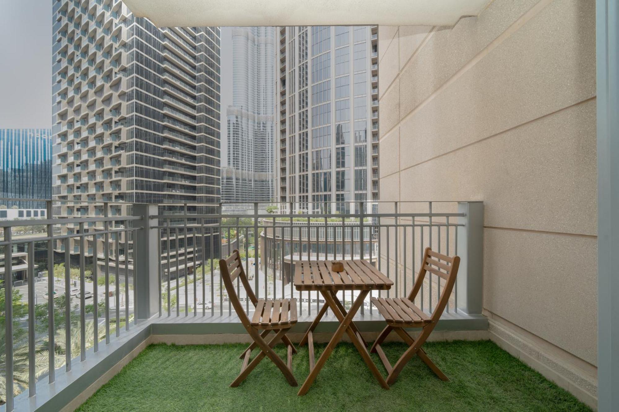 3Br Oasis In Downtown With Burj Khalifa And Pool View Apartment Dubai Bagian luar foto